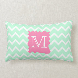 Mintgrön sicksack-mönogramdesign med rosa fläck lumbarkudde