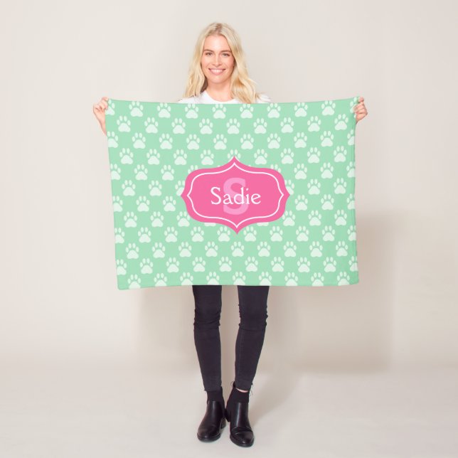 Mintgröna tassavtryck och rosa monogram & namn fleecefilt (På plats)