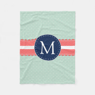 Mintpolkaen pricker den marinblåa monogramen för fleecefilt