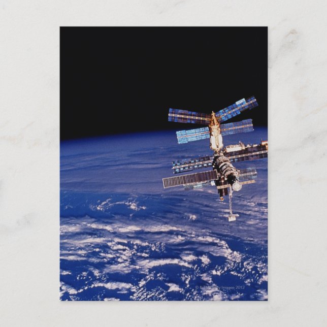 Mir Space Station flyter ovanför jorden Vykort (Framsida)