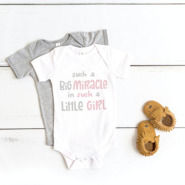 "Miracle Baby" Liten flicka, rosa, ett delar T Shirt (Skapare uppladdad)