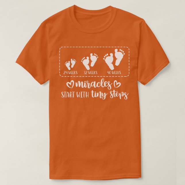 Miracles börjar med små steg Baby Feet Nurse Gif T Shirt (Design framsida)