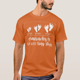 Miracles börjar med små steg Baby Feet Nurse Gif T Shirt