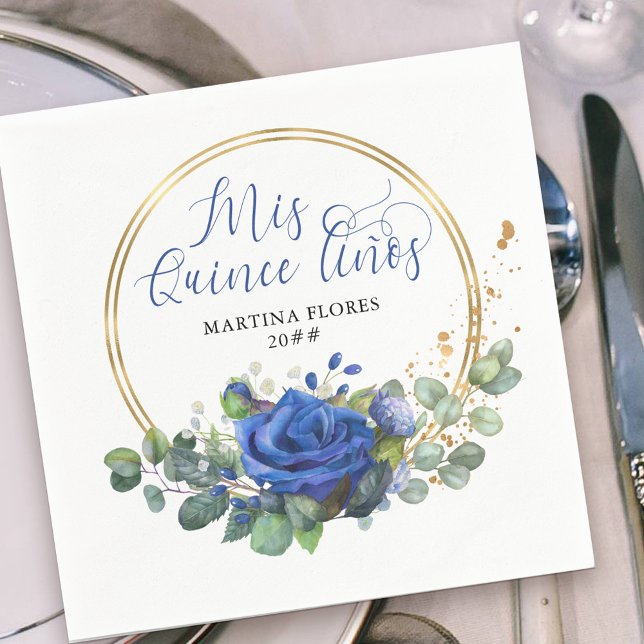 Mis Quince Anos Blue Ro och Eucalyptus Party Pappersservett (Elegant Mis Quince Anos napkins with elegant blue rose floral arrangement in gold frame.)