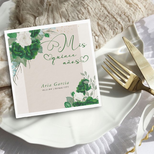 Mis Quince Anos Emerald Grönt Blommigt Quinceanera Pappersservett (Floral Mis Quince Napkins from the Royal Rose Emerald Green Quinceanera Collection by Darling & May)