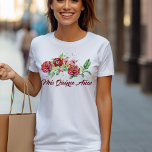 Mis Quince Anos Röd ros Blommigt Quinceanera T Shirt<br><div class="desc">Mis Quince Anos tshirt med feminin- och elegantens blommigt design. Skjortan har en vacker arrangemang av vattenfärgen ro och rosenknoppar i skuggor av rosa och rött med sol-kyssade löv och en sprinkling av guld konetti punkter. "Mis Quince Años" är skrivet i mörk Red, finare penselskript. En härlig design med matchande...</div>