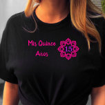 Mis Quince Anos Rosa Snöre Flower Quinceanera Blac T Shirt<br><div class="desc">Söt quince-tröja för din speciella quinceanera. Den svarta t-tröjan har en ljusstark rosa snöre-utseglad blomma,  eller blommigt papel picado,  med nummer 15 i mitten. Ordalydelsen lyder helt enkelt "Mis Quince Anos" i söt rosa calligraphy. Bläddra i vår butik för 15-årsjubileum-inbjudningar och party-förråd till ditt quinceañera-firande.</div>