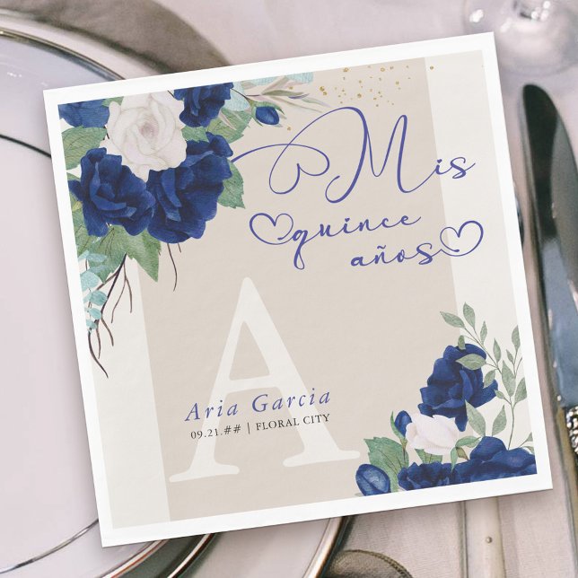 Mis Quince Anos Royal Blue Ivory Blommigt Monogram Pappersservett (Monogrammed Mis Quince Anos party napkins with sweet calligraphy and blue and ivory rose blooms)