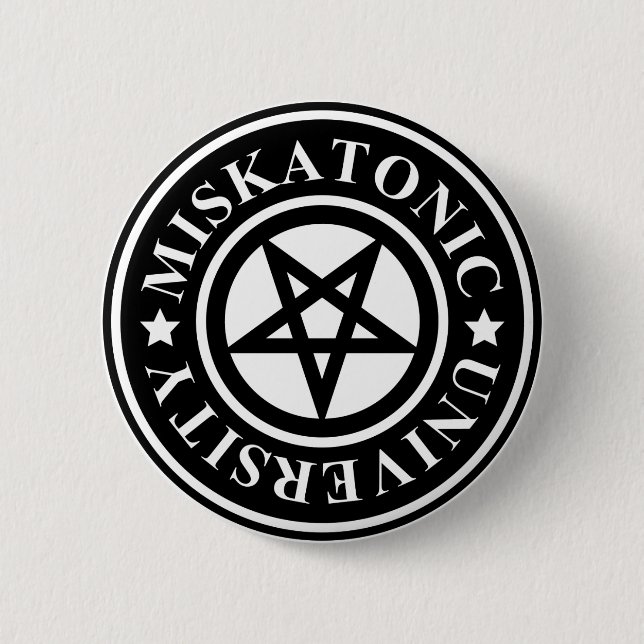 MISKATONIC-UNIVERSITETEN KNAPP (Framsida)
