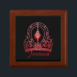 Miss America Universe Smyckeskrin Custom Name<br><div class="desc">Den här judiska/Trinket-rutan visas i eken med en underbar röd och koral-Rosa färgad tiara bild tillsammans med namn-utrymme för att du ska kunna anpassa dig efter ditt eget val namn och färg. Behålla smycken eller keepsakes i den här söten. Perfekt till prinsessan. Anpassa det här objektet eller köp som det...</div>
