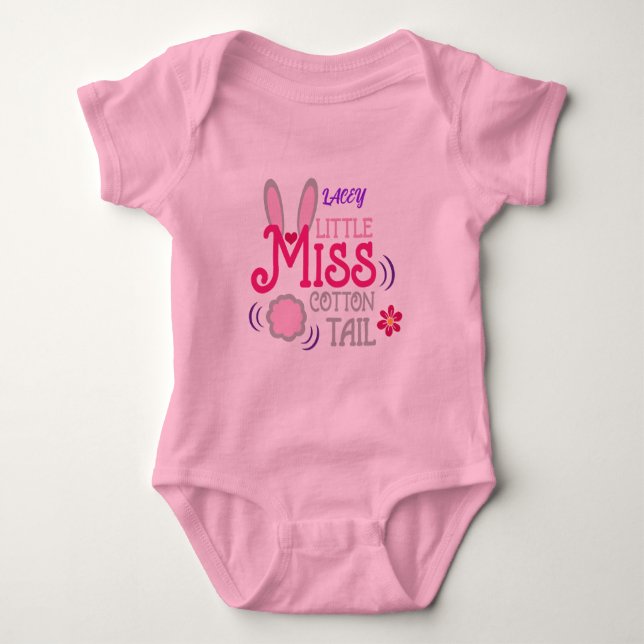 MISS COTTONTAIL BABY ENPIEJS MED NAMN. T SHIRT (Framsida)