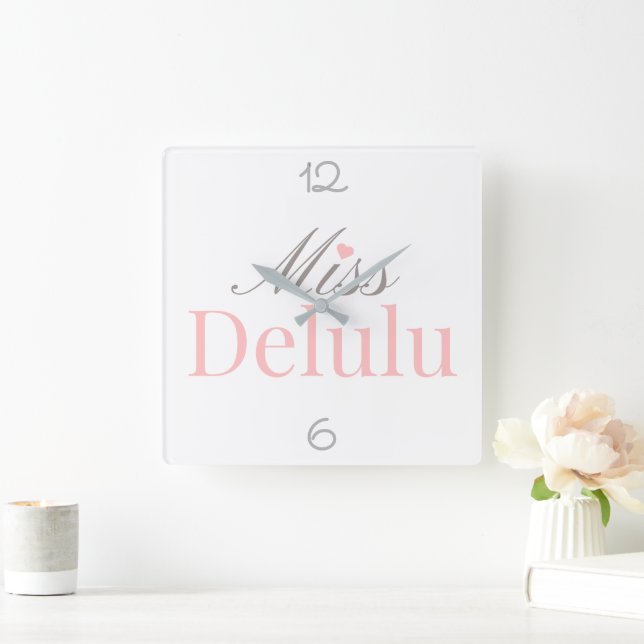 Miss Delulu – Rosa och grå hemdekor Fyrkantig Klocka (Hem)