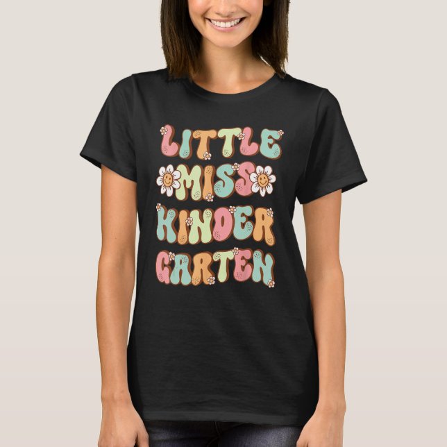 Miss Kindergarten Flowers Groovy Retro Back T Shirt (Framsida)