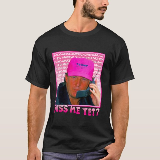 Miss Me ändå Donald Trump 2024 Holding Mobil Call  T Shirt (Framsida)