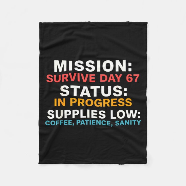 Mission Survive Day 67 Status In Progress Funny Qu Fleecefilt (Framsidan)