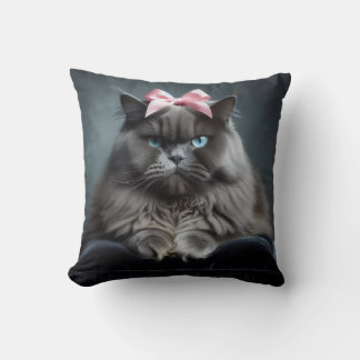 Missnöjd katt: Fluffig grå katt med rosa rosett. Kudde