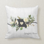 Missouri State Personlig Din hemstad Rustic Kudde<br><div class="desc">Missouri State Personlig Chicens Blommigt i hemmet. Med söt vattenfärgsvit gult och gräddvita blommor, målar penseldrag, söt hjärtform, chic, vitt trä struktur och trendig penselteckensnitt. Gör en underbar gåva till någon Missouri Home State-person, familjemedlemmar till henne, fru, vänner, Mor med mera. Anpassa den med din anpassningsbar stad, eller namn. Rustic...</div>