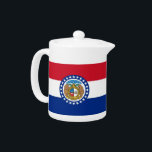 Missouri Statlig flagga Tekanna<br><div class="desc">Öka teupplevelsen med vår tekanna för exklusiv med flagga Missouri! Den här tekannan är utformad med både funktionalitet och elegans i åtanke och är mer än bara ett kökstillbehör. Den är ett firande av Missouris rik- och kulturarv och pride. Tekannan visningar på ett framträdande sätt den ikoniska Missouri statlig flagga...</div>