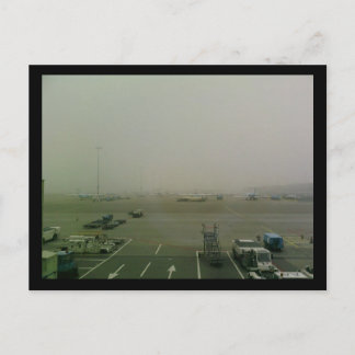 Mist på den Amsterdam Schiphol flygplatsen Vykort
