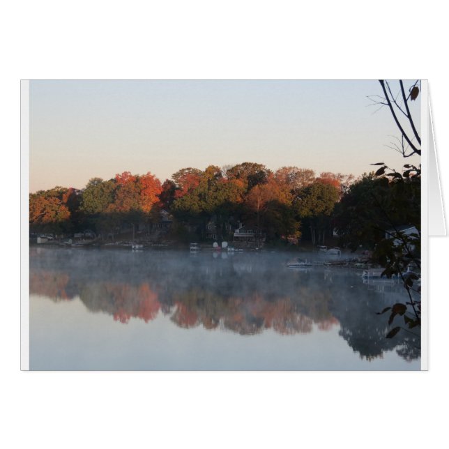 Mist på sjön som nedgång sätter på gräs sjön hälsningskort (Framsidan Horizontal)