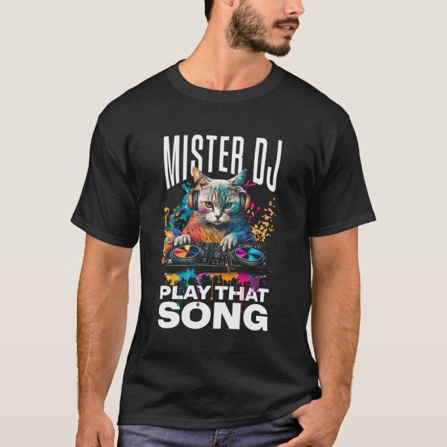 MISTER DJ SPELAR DEN SÅNG CAT FUNNY T SHIRT (Framsida)