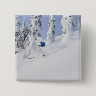 Mistie Fortin åker skidor i pudersnö Knapp