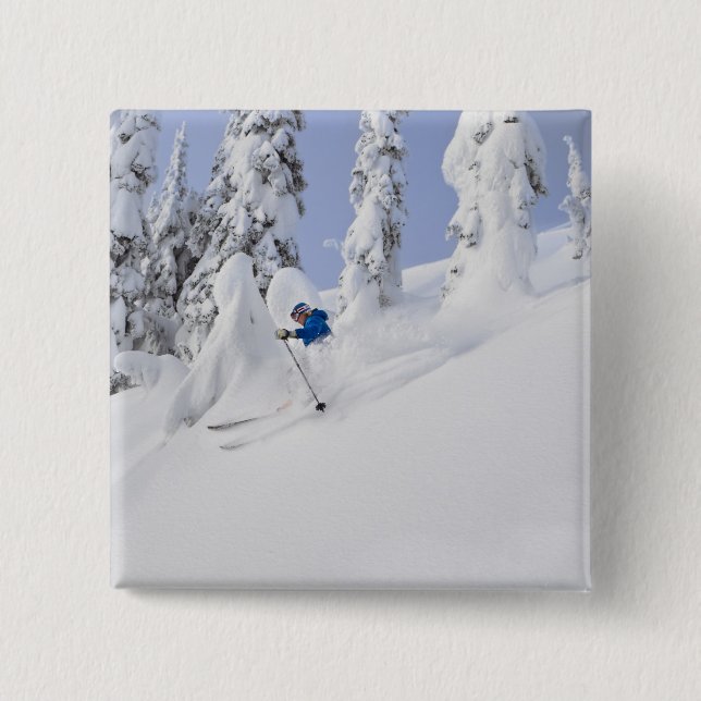 Mistie Fortin åker skidor i pudersnö Knapp (Framsida)