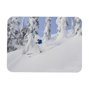 Mistie Fortin åker skidor i pudersnö Magnet