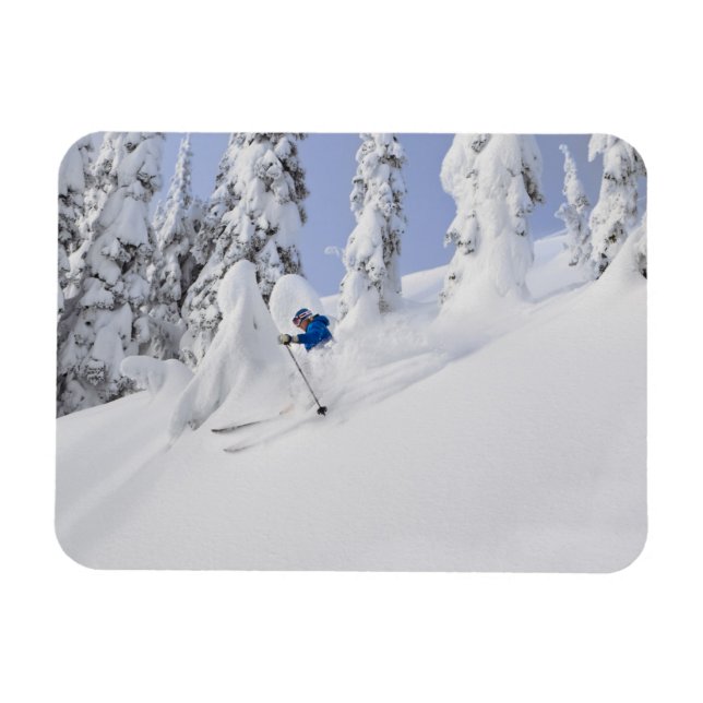 Mistie Fortin åker skidor i pudersnö Magnet (Horisontell)