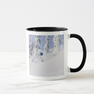 Mistie Fortin åker skidor i pudersnö Mugg