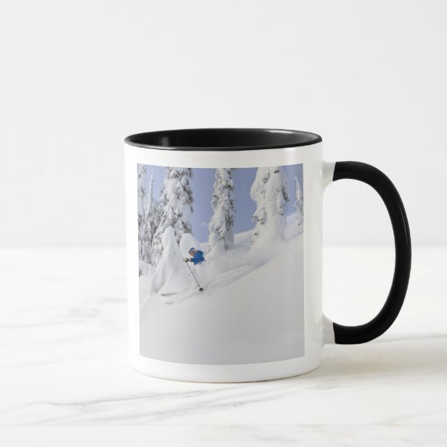 Mistie Fortin åker skidor i pudersnö Mugg (Höger)