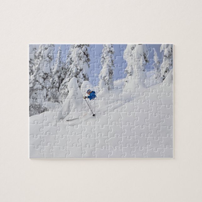 Mistie Fortin åker skidor i pudersnö Pussel (Horisontell)