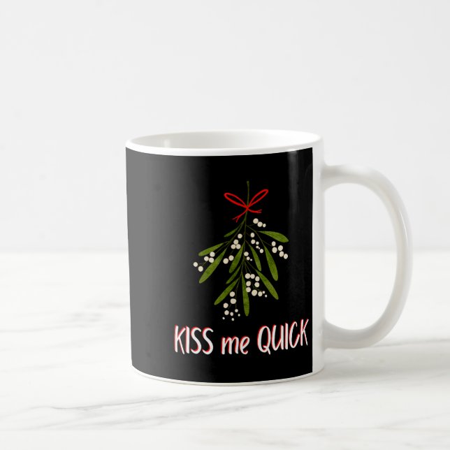 Mistletoe And Christmas Kiss Me Quick  Kaffemugg (Höger)