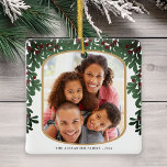 Mistletoe Foliage Round Ram 2 Foton jul Julgransprydnad Keramik<br><div class="desc">Denna vackra julprydnad visar ett foto i ett rundat ram,  accentuerat med en mistletoe gräns på framsidan. Baksidan ger utrymme för ytterligare ett foto.</div>
