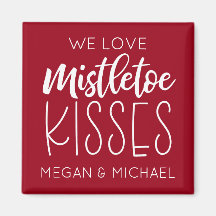 Mistletoe Kisses Typography Red jul Magnet