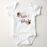 Mistletoe Manor-Blommigten Santa Flicka T Shirt<br><div class="desc">Mistletoe Manor Watercolor Ro & Flowers design med handmålade stommar, vindruvor, Löv, blomning. Colorful Marsala, Vin Red, Merlot, Ivory Cream, Burgundy och Gultens tips. Med Chic Hand Lettered Push Script Typography Typsnitt och Elegant blommigt Bouquets- jul & Helgdag Monogrammed Santa Baby Tutu Bodykostym! ~ Kolla min butik för att se...</div>