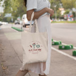 Mistletoe och Margaritas | Jul Bachelorette Tygkasse<br><div class="desc">Fira din helgdag-bachelorette-fest i stil med den här festen "Mistletoe and Margaritas" i väskan! Den här snyggten har perfekt att bära med sig alla dina viktiga egenskaper och innehåller lekfulla illustrationer av dekorationerna margarita, mistletoe och helgdag. Designad med färg och personlig är den här väskan perfekt för möhippor, möhippor eller...</div>