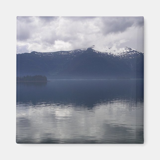 Misty Alaska Sea in Shades of Blue Magnet (Framsidan)