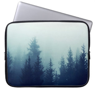Misty dimma i gräs på bergssluttningar. Färg Laptop Fodral