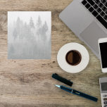 Misty Evergreen Forest Photo Anteckningsblock<br><div class="desc">Med det här Anteckningsblocket på 5, 5 x 6 tum tar du anteckningar från kontoret med gräns,  som innehåller den gigantiska fotobilden av en dimmig,  dimmig,  grön skog. Bilden avfärdas avsiktligt.</div>