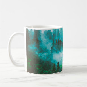 Misty foggy Bergslandskap med fir skog och Kaffemugg