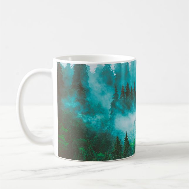 Misty foggy Bergslandskap med fir skog och Kaffemugg (Vänster)