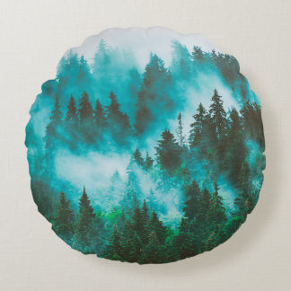 Misty foggy Bergslandskap med fir skog och Rund Kudde