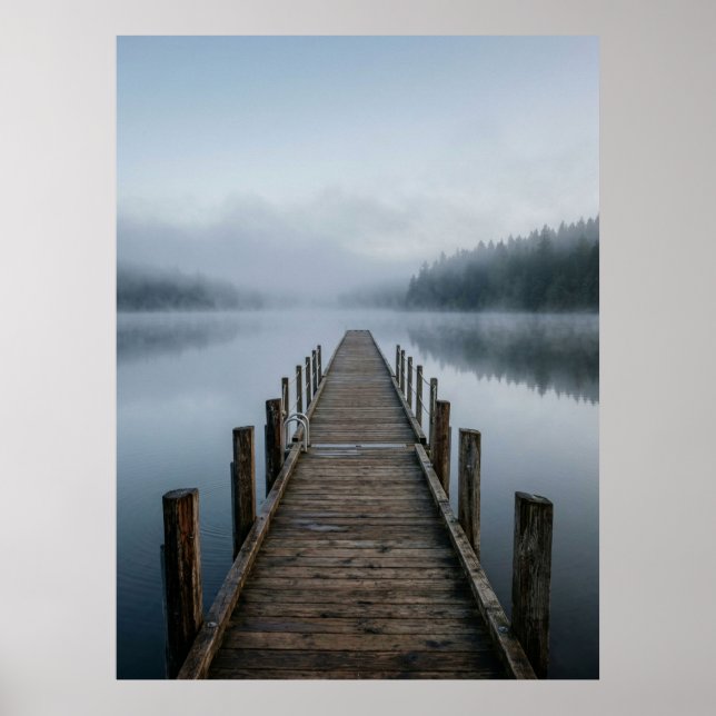 Misty Lake Wooden Pier Calm View Poster (Framsidan)