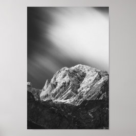 Misty moln över bergen i svartvitt poster