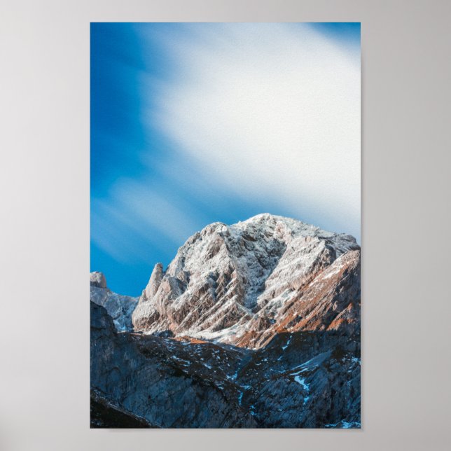 Misty moln över bergen poster (Framsidan)