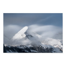 Misty moln över berget Grintovec, Slovenien