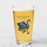 Misty-reflektion | Blue Svan Best Man Keepsaké Glaskopp<br><div class="desc">Tack för att du hjälpte dig genom den stora dagen i stil! Modern, mörk och moody handmålad sjö och svan-keepsaksgåva till brudens sida i mjuk dammig marblått med en graciös svan och rökig tidigt-dimma. Från samlingen "Reflection" inspirerades vattenfärgsdesignen av den stilla tids tid då du kan vara med den du...</div>