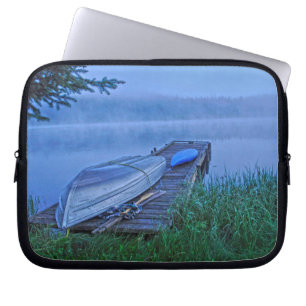 Misty Sjö, Dock, Boat & Kayak Nature Scene Laptop Sleeve