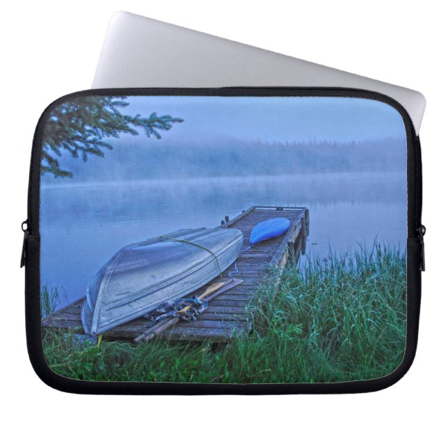 Misty Sjö, Dock, Boat & Kayak Nature Scene Laptop Sleeve (Framsidan)